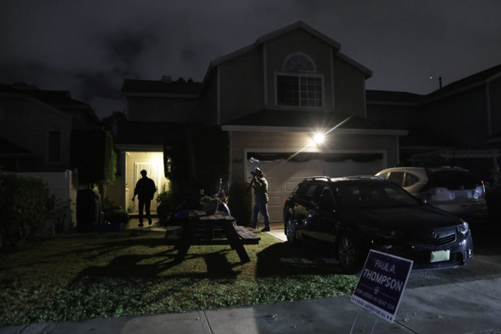 FBI ở bên ngoài ngôi nhà được cho liên quan đến nghi phạm. (Ảnh: AP)