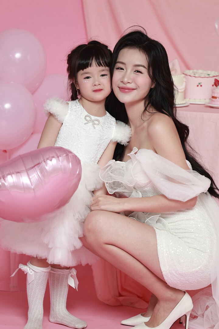 Trang Emma và con gái.