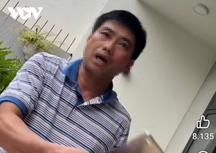 Chủ nhà cầm dao dọa chém người thợ khóa.