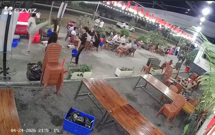 Người đàn ông hành hung quản lý (ảnh chụp màn hình)