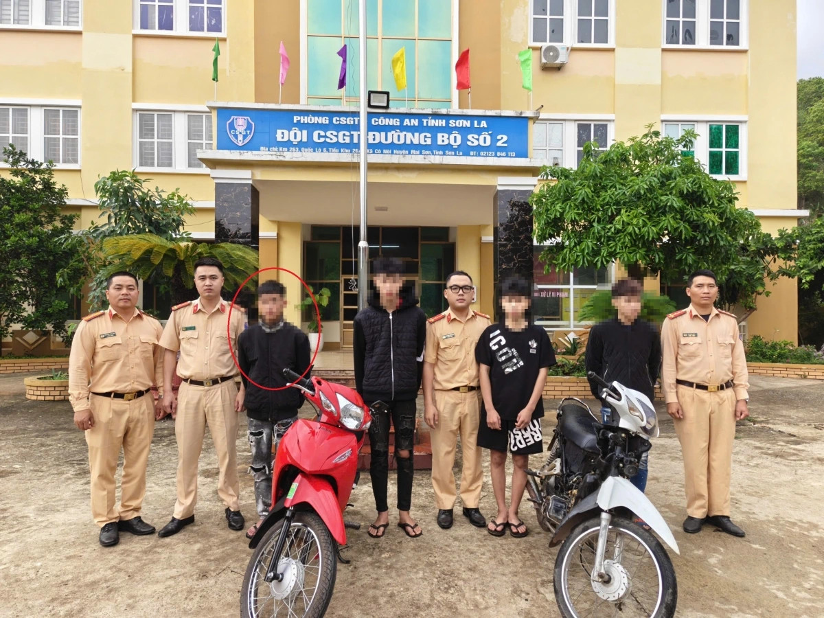 Xử lý thanh niên 17 tuổi “bốc đầu” xe máy đăng lên mạng xã hội插图1 xu ly thanh nien 17 tuoi boc dau xe may dang len mang xa hoi hinh anh 2