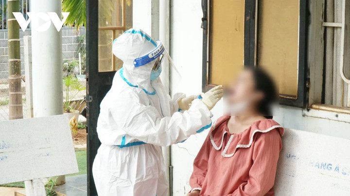 Trung tâm Kiểm soát bệnh tật tỉnh Đắk Lắk (CDC Đắk Lắk) tiến hành tầm soát, lấy mẫu kiểm tra những người tiếp xúc gần với bệnh nhân nhi mắc viêm não mô cầu tử vong.