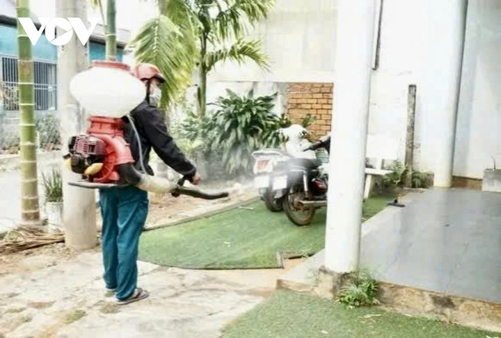 Ngành Y tế tỉnh Đắk Lắk triển khai phun khử khuẩn môi trường tại nơi có bệnh nhân tử vong.