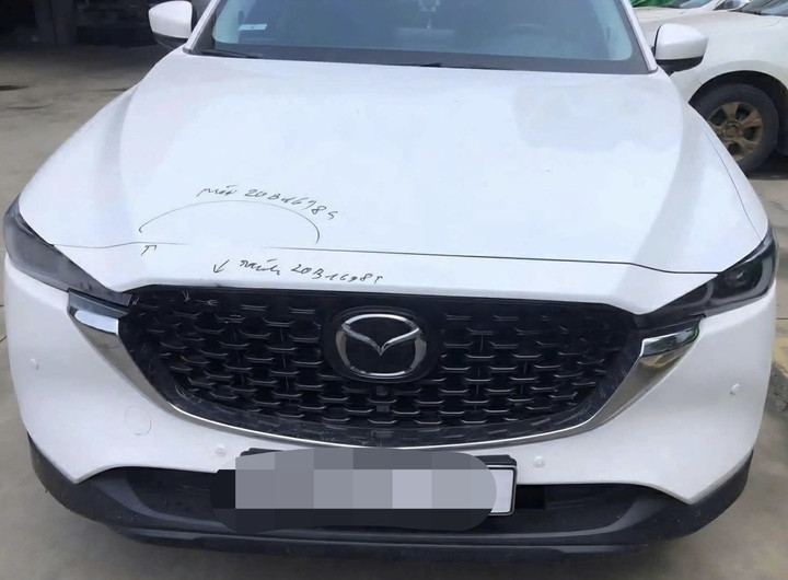 Chiếc ô tô Mazda CX-5 màu trắng do Hoàng Trọng Tuân lái tông vào chị M.