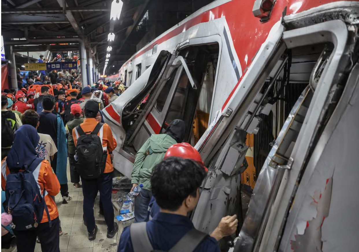 Các toa tàu biến dạng sau vụ va chạm. Ảnh: EPA