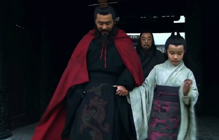 Tào Xung thông minh từ nhỏ nên được Tào Tháo rất mực yêu thương.