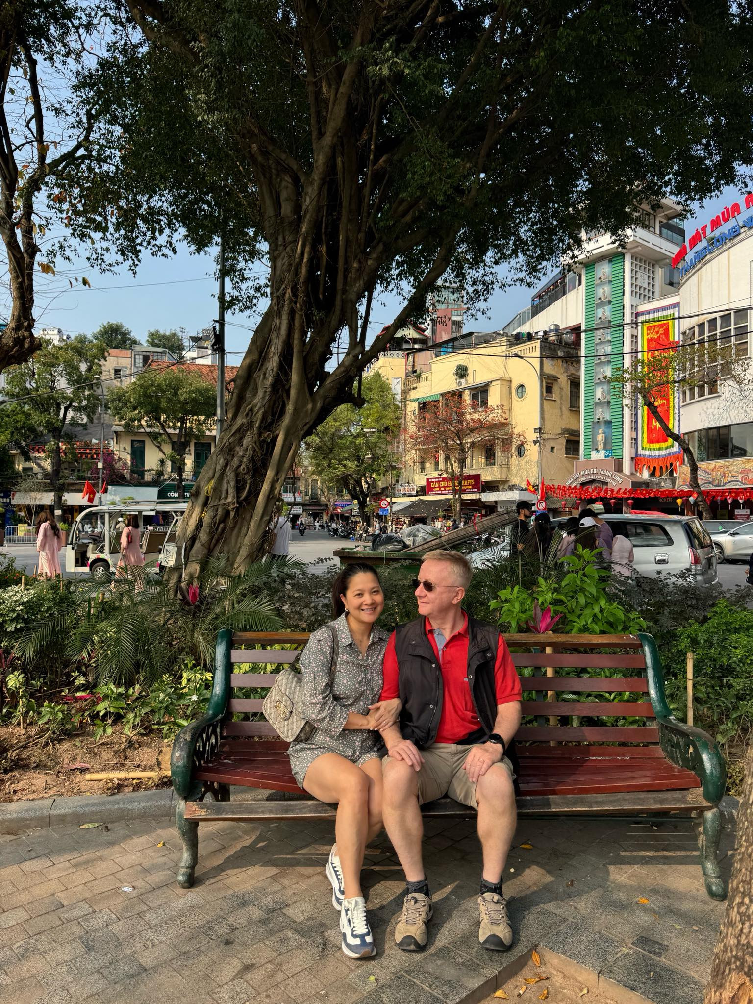 Diễn viên Kim Ngân 'Người đàn bà yếu đuối' bán phở, bánh mì mưu sinh ở Thụy Sĩ插图1 649287922_10163951479937440_7079071544660241740_n.jpg