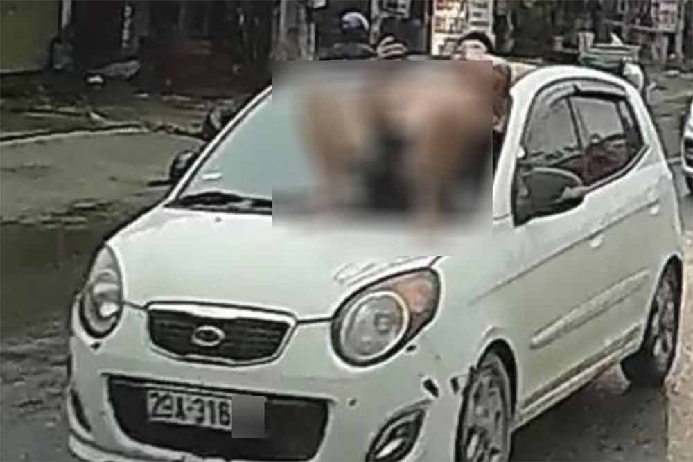 Lí do bất ngờ khiến nam thanh niên nằm trên nắp capo ô tô đang chạy ở Hà Nội插图 Ảnh màn hình 2026 04 29 lúc 10.27.06.png