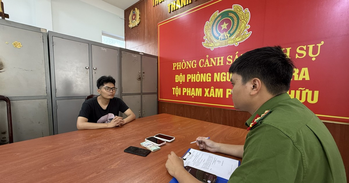 Lí do bất ngờ khiến nam thanh niên nằm trên nắp capo ô tô đang chạy ở Hà Nội插图1