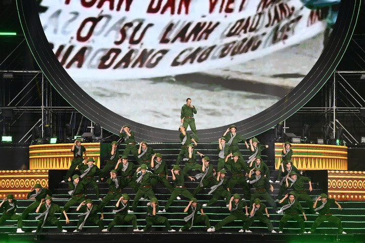 Chương trình được chia thành hai phần. Phần I kéo dài 90 phút, truyền hình trực tiếp trên VTV1, gồm ba chương: “Trường ca trên Trống Đồng”, “Âm vang lịch sử” và “Khát vọng Việt Nam”.