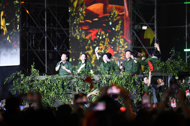 Nội dung tập trung tái hiện hành trình dựng nước - giữ nước, thông qua các ca khúc đi cùng năm tháng như “Lên đàng”, “Cô gái mở đường”, “Đường Trường Sơn xe anh qua”… được làm mới bằng phối khí hiện đại.