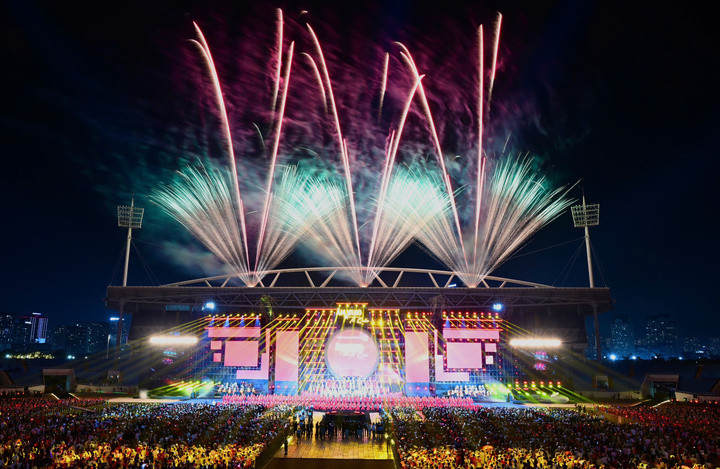 Khép lại chương trình là màn bắn pháo hoa rực rỡ như điểm nhấn giàu cảm xúc, đánh dấu sự mở đầu đầy ấn tượng cho chuỗi hoạt động nghệ thuật chính luận của năm 2026.