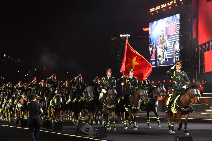 Các đội hình kỵ binh, quân nhạc, cảnh sát cơ động và quân khuyển phối hợp biểu diễn trong nền nhạc hành khúc, kết hợp hiệu ứng ánh sáng tạo nên đại cảnh mạnh mẽ. Khán giả liên tục đứng dậy vỗ tay, ghi hình khi các khối di chuyển đồng bộ trên sân.
