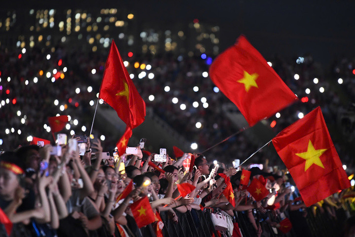 Với quy mô lớn, cách dàn dựng công phu và sự kết hợp giữa âm nhạc, thực cảnh và công nghệ hiện đại, Âm vang Tổ quốc không chỉ là chương trình biểu diễn mà còn là bản trường ca tái hiện chiều sâu lịch sử và văn hóa dân tộc.