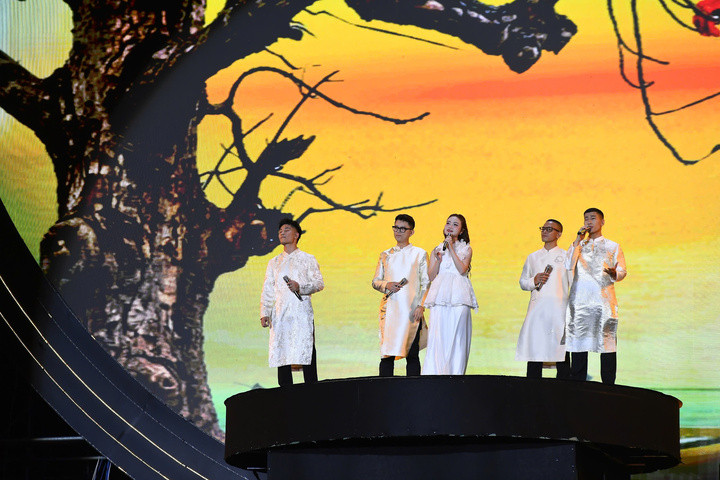 Các bài hát được thể hiện trong chương trình là những ca khúc đi cùng năm tháng, ngợi ca tình yêu quê hương, đất nước như: “Đường chúng ta đi,” “Tổ quốc tôi chưa đẹp thế bao giờ,” “Tổ quốc trong ánh Mặt Trời,” “Quê tôi”…