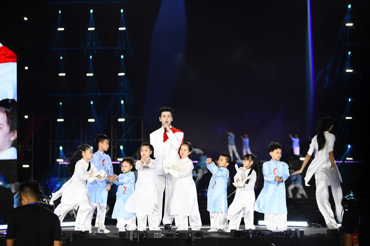 Theo ban tổ chức, chương trình được dàn dựng theo hình thức bán sử thi kết hợp nhạc hội hiện đại, nhằm tiếp cận đa dạng công chúng, đặc biệt là thế hệ trẻ. Không gian sân vận động cũng được chia thành nhiều khu vực trải nghiệm như “Đại Việt”, “Trống đồng”, “Lạc Hồng”, “Khải hoàn”… tạo cảm giác như một concert quy mô lớn.