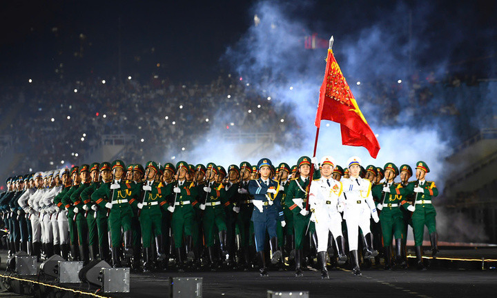Một trong những điểm nhấn nổi bật của chương trình là phân cảnh “Bình yên Tổ quốc” với màn diễu binh và biểu diễn thực cảnh có sự tham gia của hơn 1.000 cán bộ, chiến sỹ thuộc lực lượng quân đội và công an.