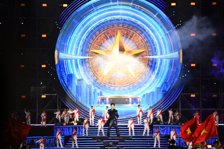 Không khí tại sân vận động liên tục được đẩy lên cao trào khi hàng vạn khán giả hòa giọng theo những ca khúc quen thuộc.