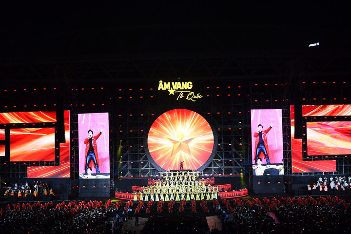 Đêm diễn mở đầu bằng đại hợp xướng “Âm vang Tổ quốc” do Tùng Dương cùng dàn nhạc giao hưởng và 540 diễn viên đại diện 54 dân tộc trình diễn. Hiệu ứng ánh sáng, pháo hoa và đội hình đồng diễn tạo nên đại cảnh thị giác hoành tráng.