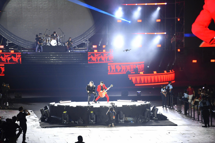 Âm vang Tổ quốc quy tụ nhiều nghệ sĩ tên tuổi thuộc nhiều thế hệ như: Tùng Dương, Hòa Minzy, Đức Phúc, Phương Thanh, Nguyễn Trần Trung Quân, Dương Hoàng Yến, Phạm Anh Khoa… cùng các ban nhạc như Bức Tường, Ngũ Cung và dàn nhạc giao hưởng dưới sự chỉ huy của nhạc sĩ Đồng Quang Vinh.