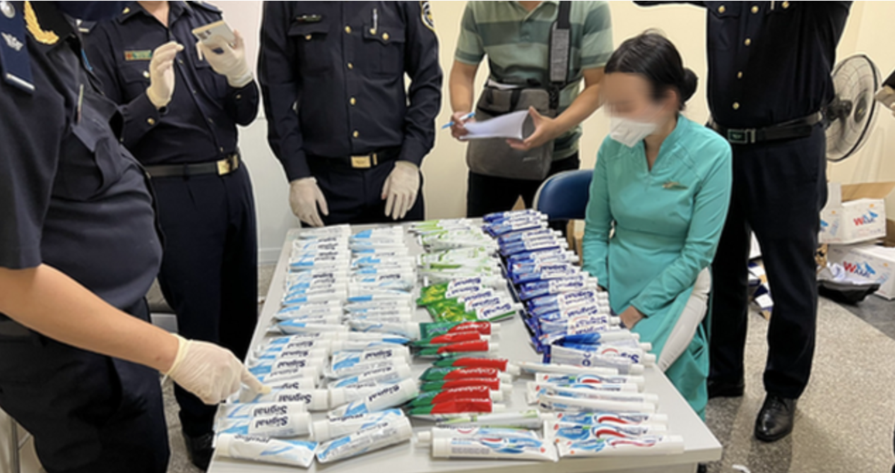 Ai đã bỏ ma tuý vào vali đưa 4 tiếp viên Vietnam Airlines xách về Việt Nam - Ảnh 1.