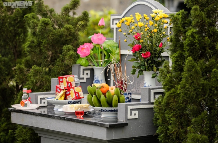 Mâm lễ cúng Tết Thanh minh tại mộ. (Ảnh: Ngô Nhung)
