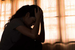 Sống nghèo ở thành phố nhưng chồng vẫn không chịu về quê vì sĩ diện cao. (Ảnh minh họa: iStock)