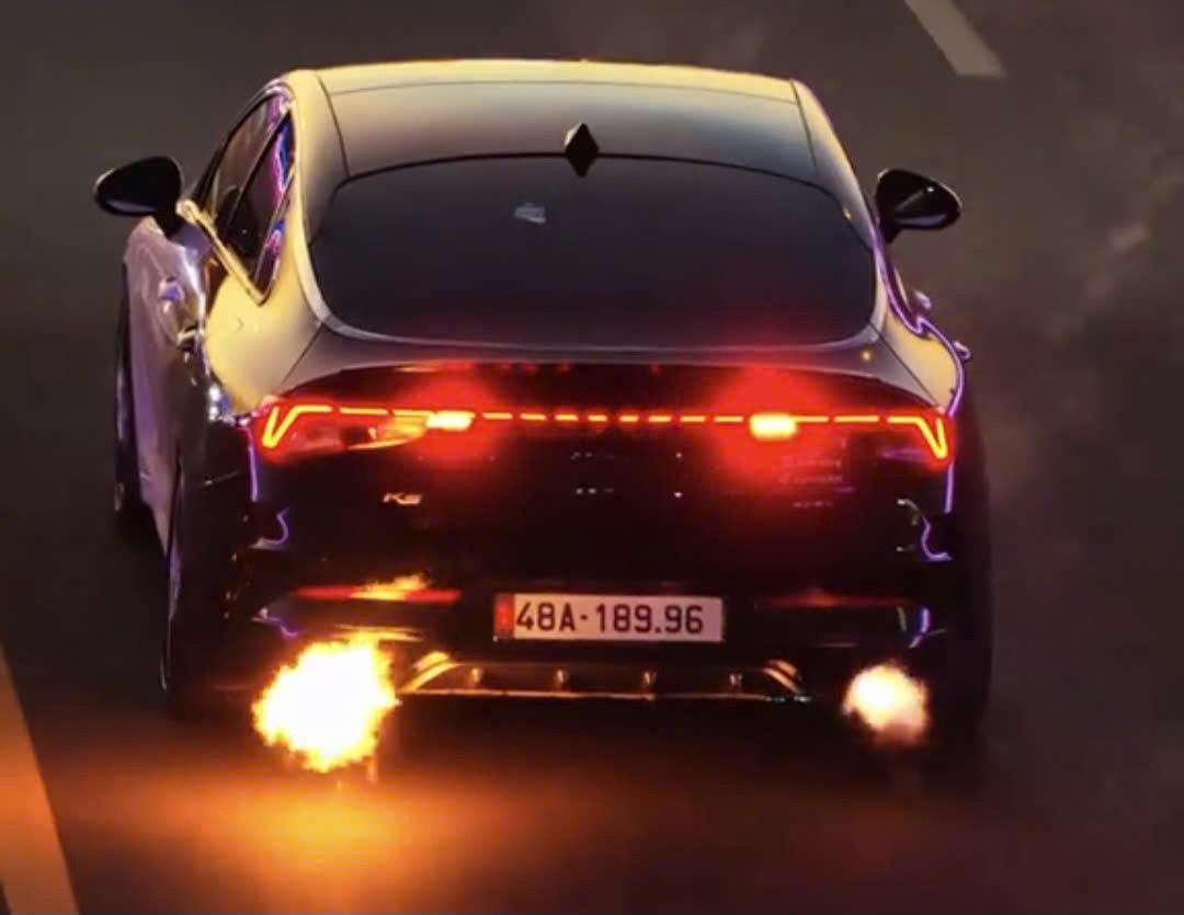 Tài xế xe con phun lửa trên đường: 5 Hành vi vi phạm nghiêm trọng - Ảnh 2.