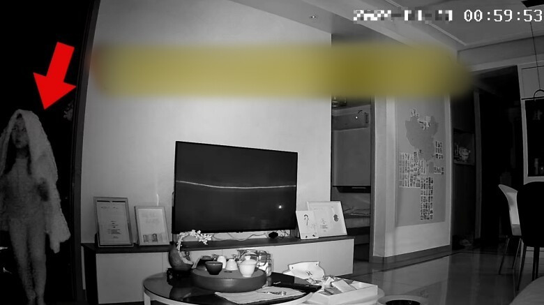 1 giờ sáng con gái 6 tuổi trùm khăn lén lút ở phòng khách, bố mẹ xem camera vô cùng tự trách插图1