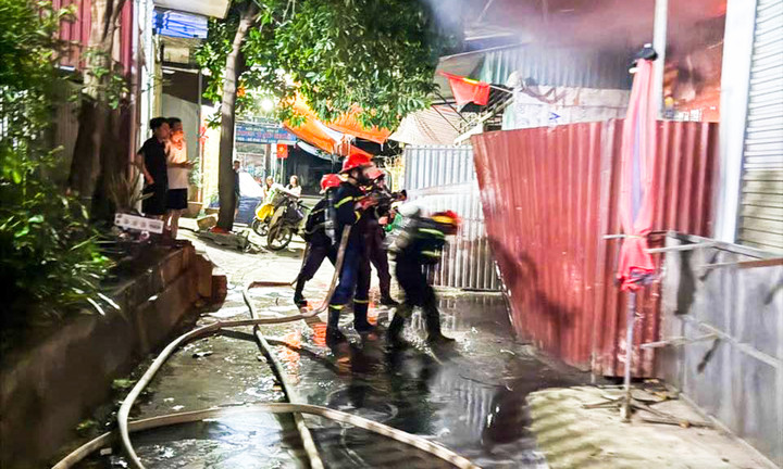 Cháy nhà ở kết hợp sản xuất bánh mỳ tại Sơn La, 2 người tử vong插图1 Lực lượng chức năng tiếp cận hiện trường dập lửa. (Ảnh: Công an tỉnh Sơn La)