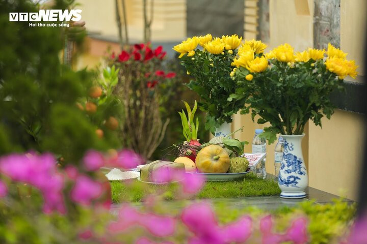 Lễ vật được bày biện chỉn chu trước khi làm lễ cúng. (Ảnh: Ngô Nhung)