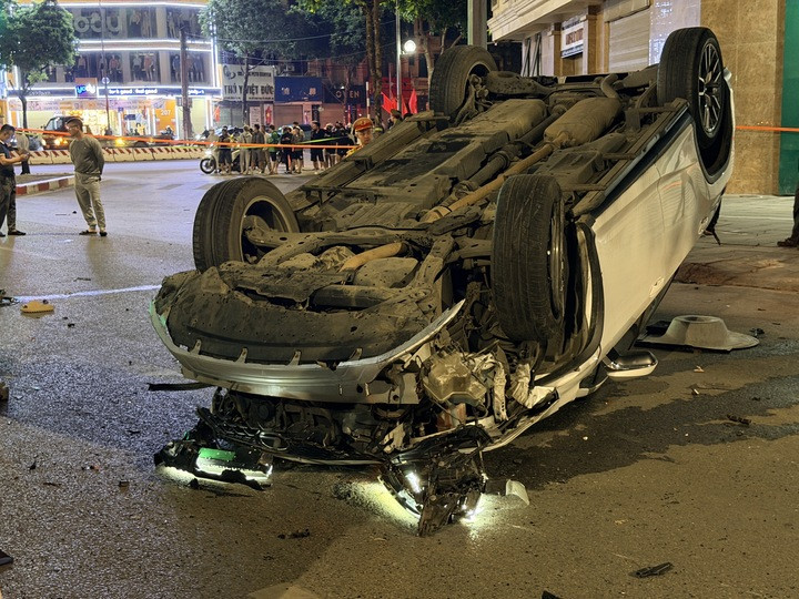 Ô tô Lexus tông liên hoàn rồi lật ngửa trên phố Hà Nội