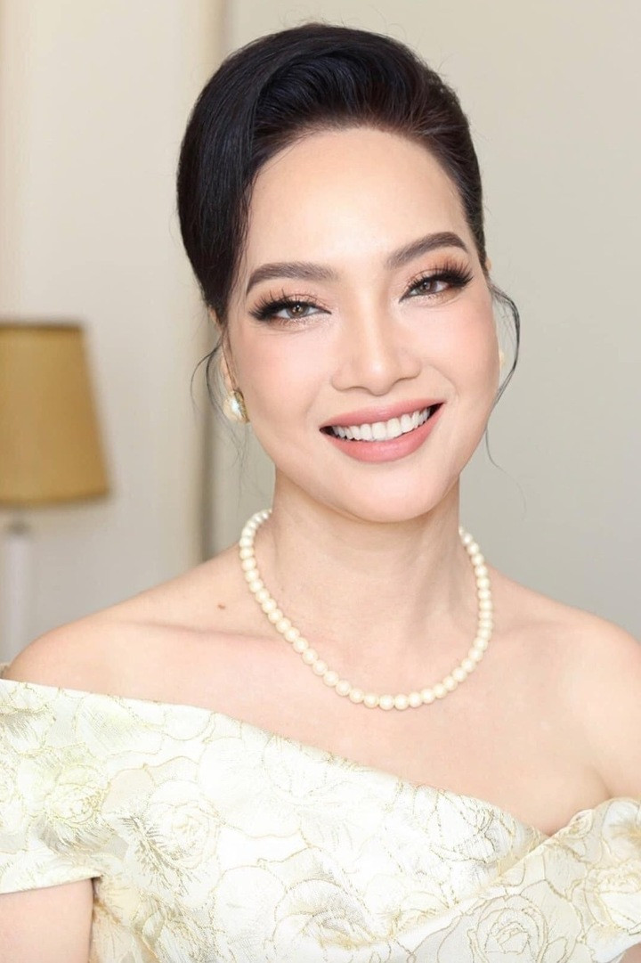 Không bó mình trong khuôn mẫu, trong thiết kế trắng tối giản, chị toát lên vẻ đẹp của sự an nhiên và khí chất của người đã đi qua năm tháng nhưng vẫn luôn biết cách tỏa sáng theo cách riêng.