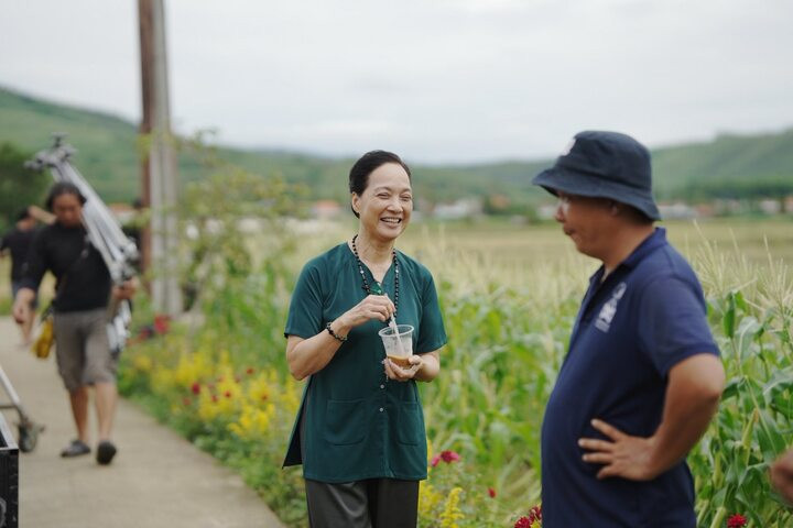 Diễn xuất đầy kinh nghiệm của nữ nghệ sĩ bên cạnh dàn diễn viên trẻ giúp tác phẩm nhanh chóng truyền được cảm xúc đến người xem.