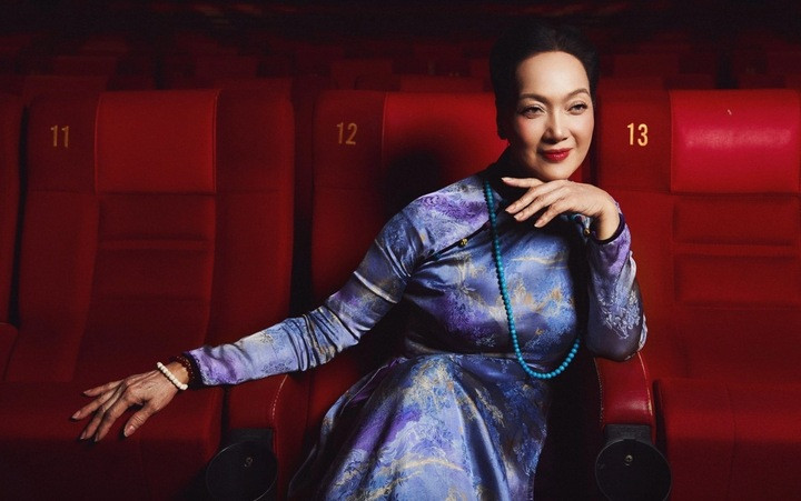 Để giữ thần sắc trẻ đẹp, NSND Lê Khanh từng tiết lộ đó là luôn lạc quan, yêu đời. “Khi tinh thần tốt, mình sẽ thấy mọi thứ đẹp hơn, ăn cũng ngon hơn. Dù đôi lúc vẫn có áp lực, mệt mỏi, nhưng rồi mình phải tự cân bằng để tiếp tục yêu cuộc sống”, chị từng nói.