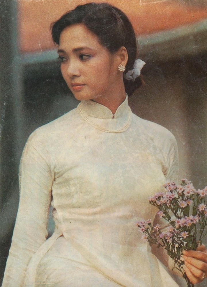 NSND Lê Khanh tên thật là Trần Mai Khanh, sinh ra trong một gia đình có truyền thống 4 đời làm nghệ thuật. Bố chị là NSND Trần Tiến, mẹ là NSƯT Lê Mai, còn 2 chị em gái Lê Vân và Lê Vi đều là những nghệ sĩ được khán giả yêu mến. Từ năm 7 tuổi, Lê Khanh đã bước lên sân khấu, bắt đầu hành trình gắn bó với ánh đèn nghệ thuật.