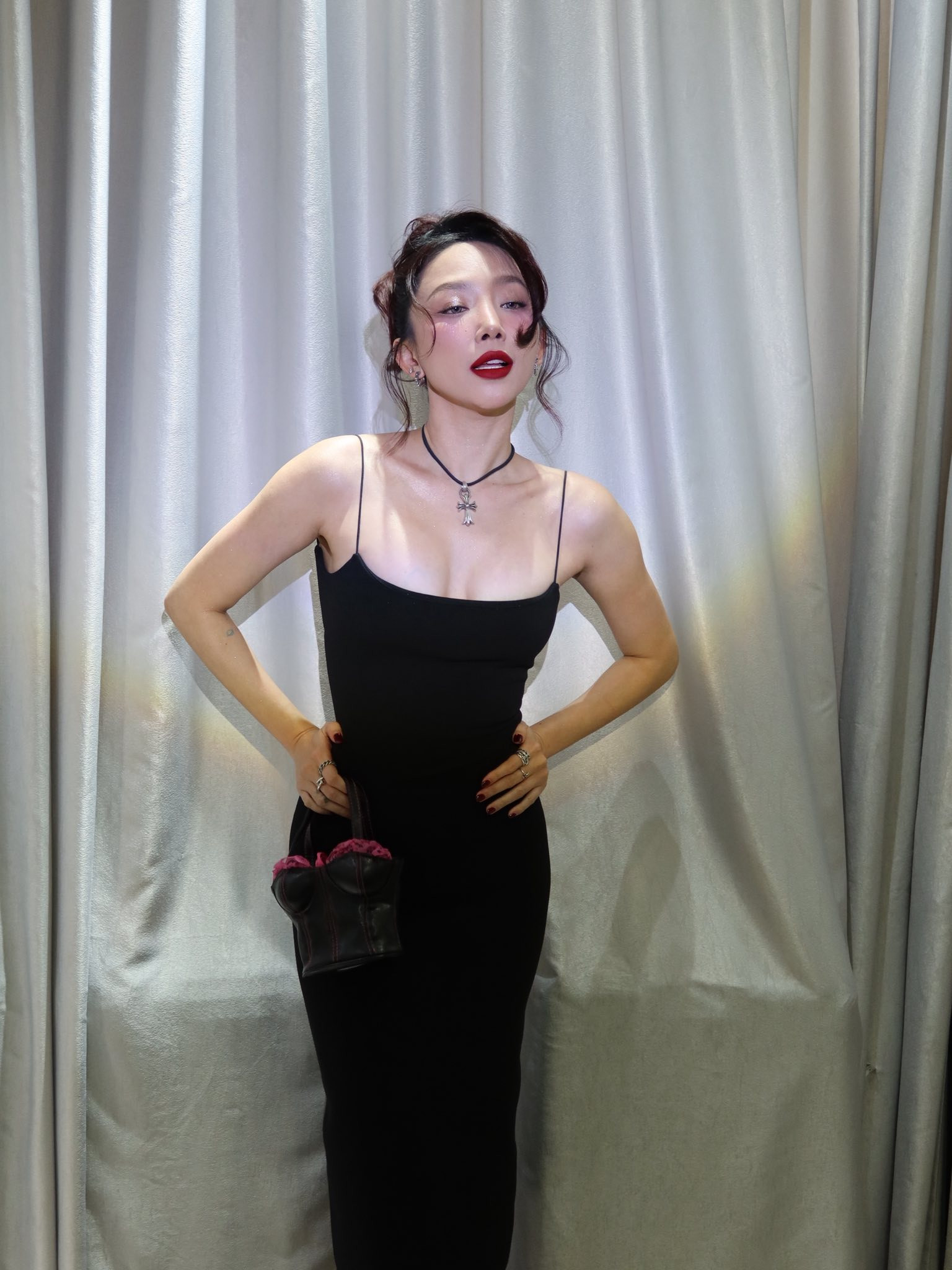 Vòng eo con kiến của nữ ca sĩ 37 tuổi vừa viral trong lễ trao giải 'Làn sóng xanh' - Ảnh 5.