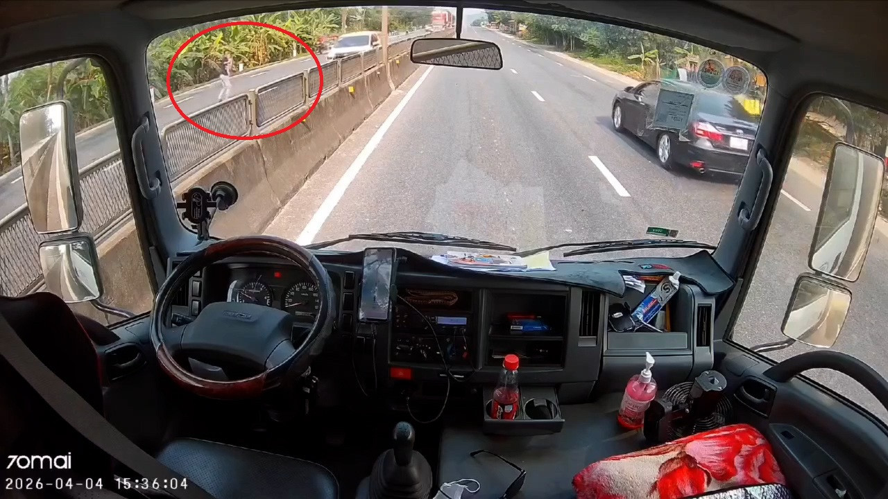 Video khoảnh khắc tài xế băng qua làn ngược chiều cứu cháu bé khỏi tình huống nguy hiểm.mp4.00_00_38_11.Still001.jpg