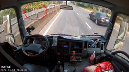 Video khoảnh khắc tài xế băng qua làn ngược chiều cứu cháu bé khỏi tình huống nguy hiểm.mp4.00_00_38_11.Still001.jpg