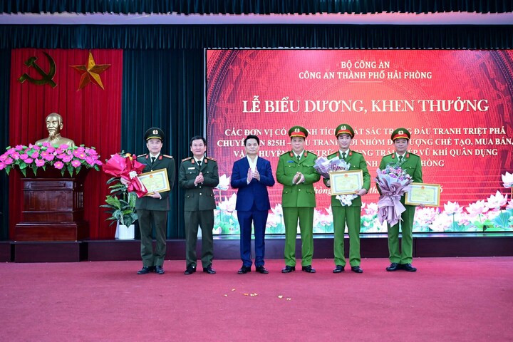 Ông Lê Ngọc Châu - Chủ tịch UBND TP Hải Phòng, Thiếu tướng Bùi Quang Bình - Giám đốc Công an thành phố, Đại tá Bùi Trung Thành - Phó Giám đốc khen thưởng Phòng Cảnh sát Hình sự và các đơn vị tham gia chuyên án. (Ảnh: Công an Hải Phòng)