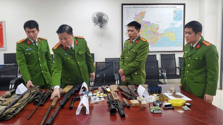 Đại tá Bùi Trung Thành (thứ 2 bên trái) – Phó Giám đốc, Thủ trưởng Cơ quan CSĐT Công an TP Hải Phòng chỉ đạo Phòng Cảnh sát Hình sự xác lập, đấu tranh chuyên án. (Ảnh: Công an Hải Phòng)