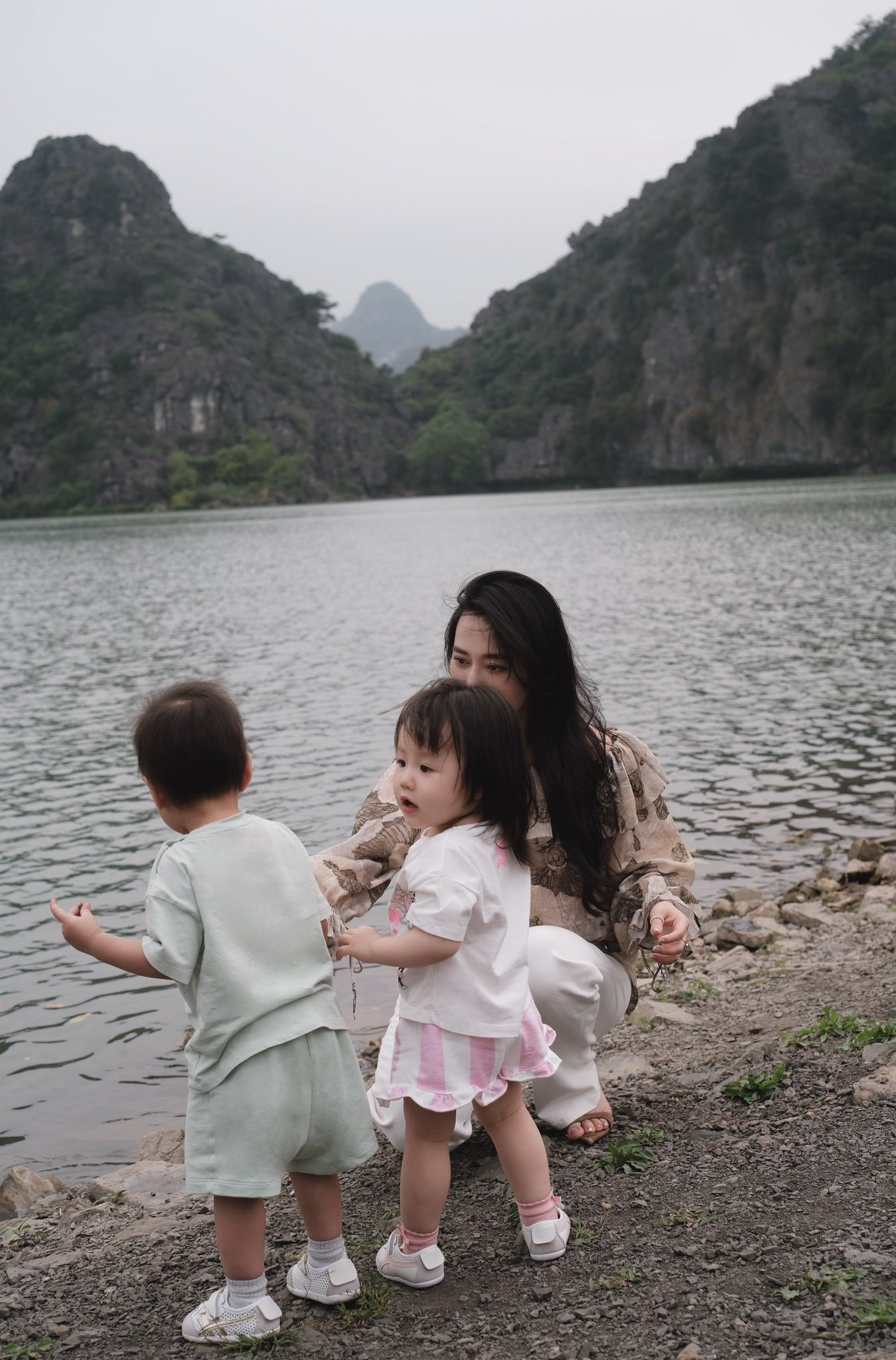 Diễn viên Phương Oanh xuất hiện giải dị, xinh đẹp sau biến cố, khoảnh khắc bên 2 con gây 'bão' mạng - Ảnh 3.