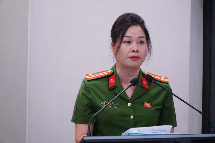 Thượng tá Vũ Thị Hoàng Yến thông tin tại họp báo.