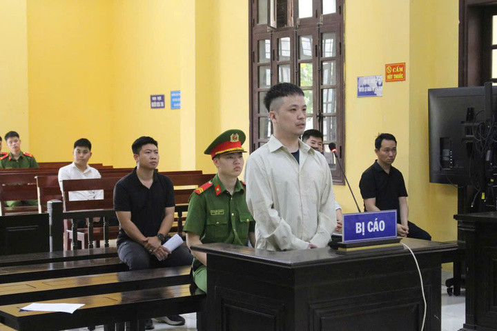 Lê Việt Hùng tại phiên tòa.