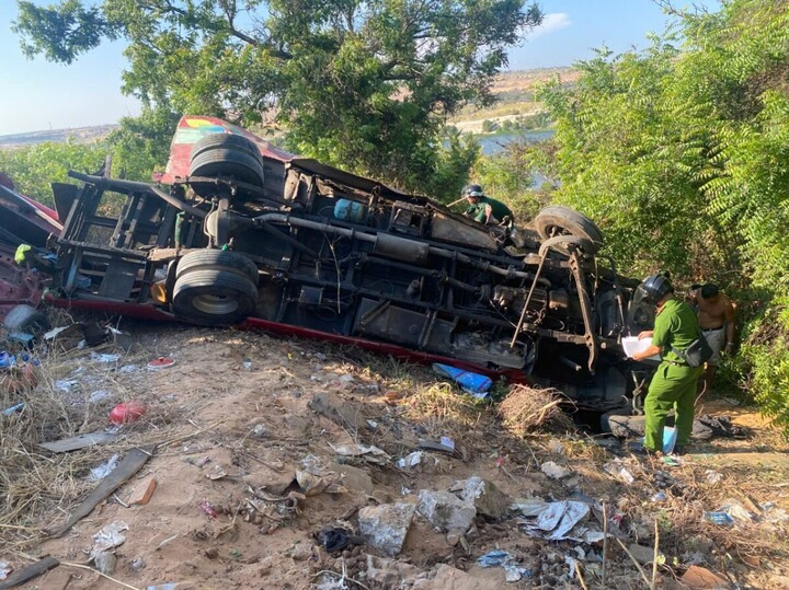 Lực lượng công an tỉnh Lâm Đồng đang khám nghiệm hiện trường.