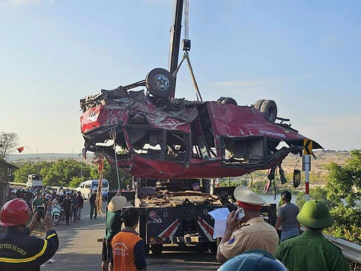 Chiếc xe khách gặp nạn được cẩu lên. Ảnh: Người dân cung cấp