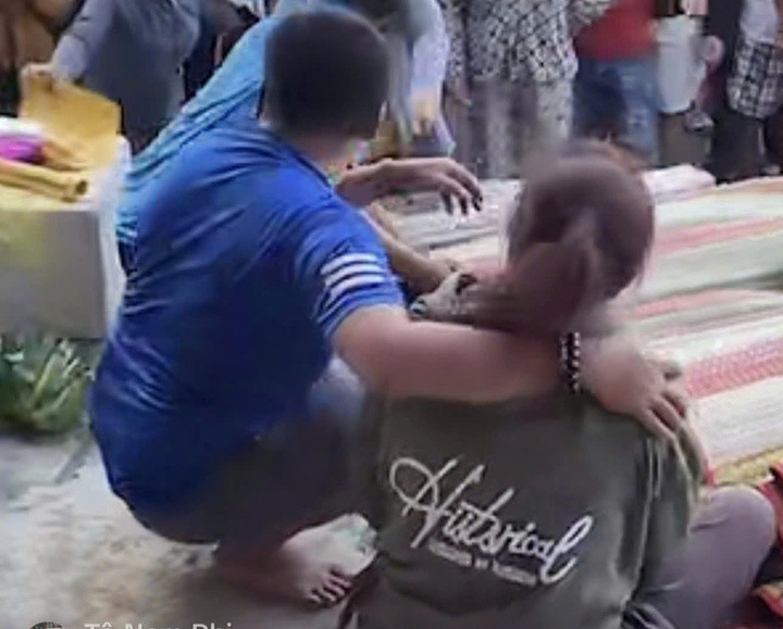 Các nạn nhân tử vong được người dân đưa ra khỏi xe. Ảnh: Người dân cung cấp.