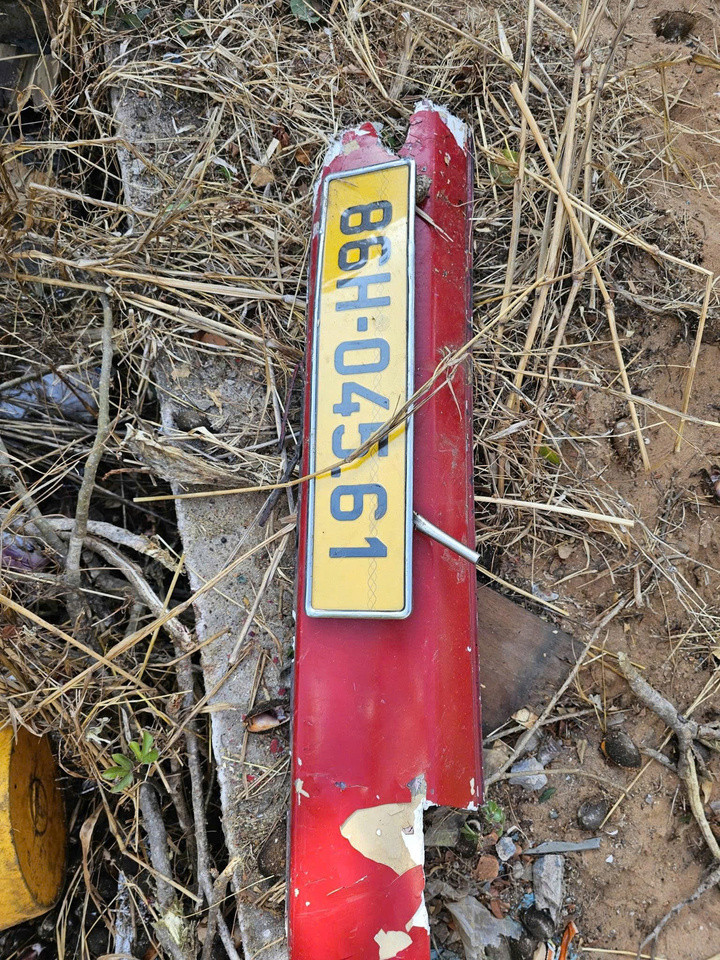 Biển số xe khách gãy rời khỏi xe.