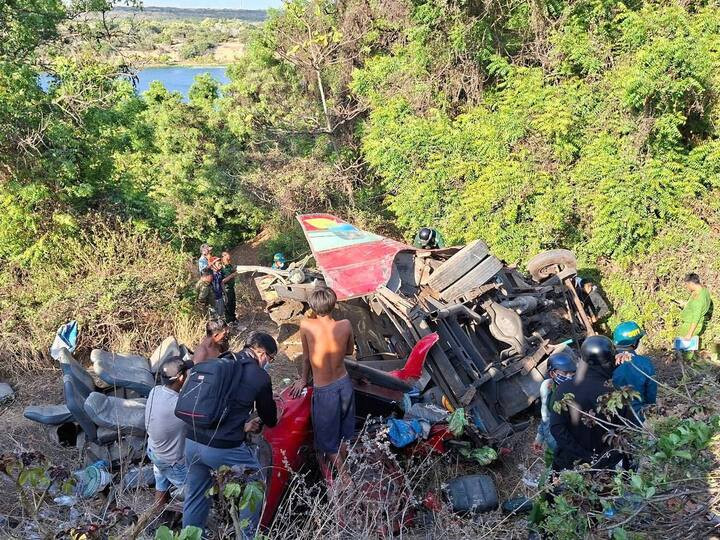 Tại hiện trường, chiếc xe khách bể, nát tan tành sau khi lao xuống vực. Ảnh: Người dân cung cấp