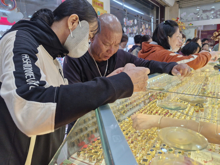 Giá mỗi lượng vàng hôm nay giảm 1,4 triệu đồng trưa 6/4.